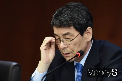 [머니S포토] 안경 고쳐쓰는 이동걸 산은 회장