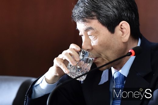 [머니S포토] 매매 계약 체결 뒤 목 축이는 이동걸