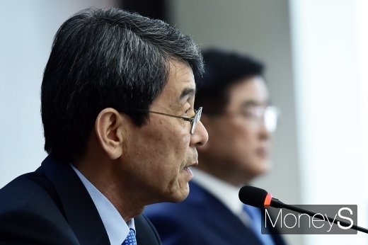 이동걸 산은 회장이 8일 서울 여의도 산업은행에서 현대중공업-대우조선해양 매각을 위한 본계약 체결 뒤 공동발표문을 낭독하고 있다./사진=임한별 기자