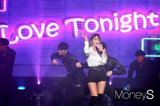 [머니S포토] 홍진영 '오늘밤에 둘이서'