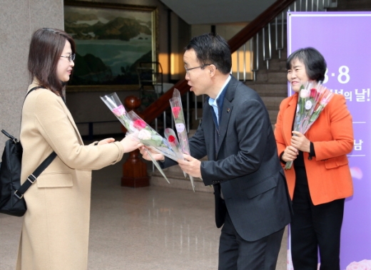 8일 박성호 경남도지사 권한대행이 장미꽃 1000송이 나눔행사에 참여했다./사진제공=경남도