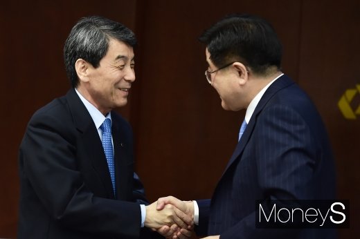 이동걸 산은 회장(왼쪽)과 권오갑 현대중공업지주 부회장이 8일 서울 여의도 산업은행에서 현대중공업-대우조선해양 매각을 위한 본계약 체결식 및 간담회를 마치고 악수를 나누고 있다./사진=임한별 기자