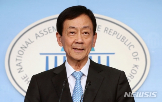 행정안전부 장관에 내정된 더불어민주당 진영 의원이 8일 오후 서울 여의도 국회 본청 정론관에서 기자회견을 열고 인사말을 하고 있다. /사진=뉴시스