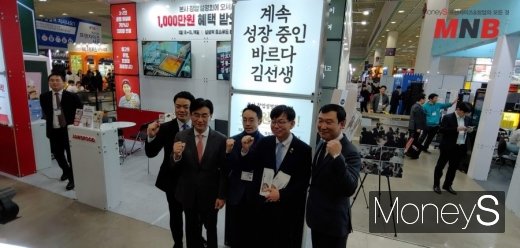 / 바르다김선생 부스앞 김상조 위원장 (사진=강동완 기자) @머니S MNB, 식품 외식 유통 · 프랜차이즈 가맹 & 유망 창업 아이템의 모든 것