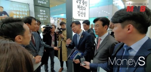 / 김상조 위원장이 프랜차이즈 창업박람회에서 중요성을 강조하고 있다(사진=강동완기자) @머니S MNB, 식품 외식 유통 · 프랜차이즈 가맹 & 유망 창업 아이템의 모든 것