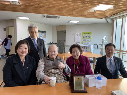 ▲ 문경희·윤용수 도의원, 남양주 생존 애국지사 이준호 옹 위문. / 사진제공=경기도의회