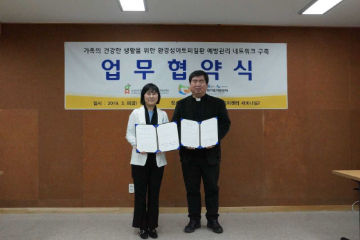 ▲ 이수영 수원시환경성질환아토피센터장(왼쪽)과이대희 수원시다문화가정지원센터장(오른쪽)이 '다문화 가족의 환경성질환 예방관리 네트워크 구축'을위한 협약을 체결하고, 기념촬영을 하고 있다. / 사진제공=수원시