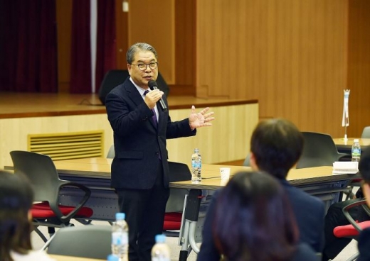 ▲ 8일 경기도교육연수원에서 열린 ‘2019 경기도교육청 연수기관 역량강화 직무연수’에서 이재정 경기도교육감이 연수기관 담당자들 대상으로 특강을 하고 있다. / 사진제공=경기도교육청