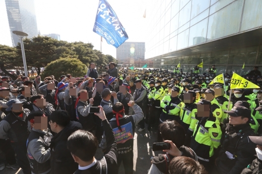대우조선해양 노조원이 8일 오후 서울 여의도 산업은행 본점에서 열린 산업은행과 현대중공업의 본계약 체결식에 반발하며 상경투쟁을 벌이고 있다. /사진=뉴스1