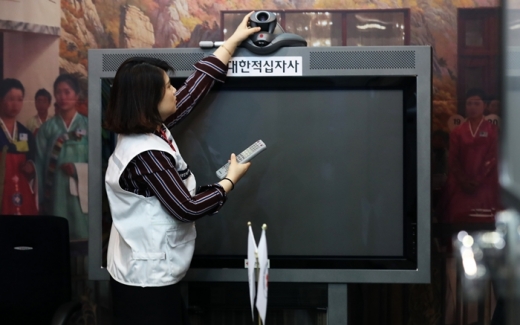 대한적십자사에서 남북교류팀 직원이 이산가족 화상상봉실을 점검하고 있다. /사진=뉴스1