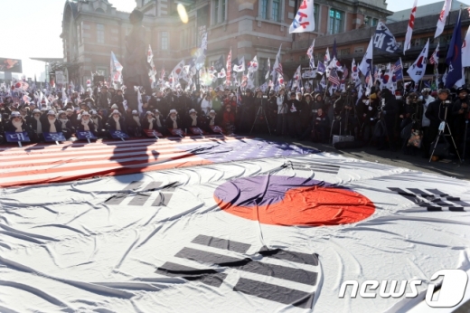 보수단체 회원들이 태극기를 흔들며 박근혜 전 대통령의 석방을 촉구하고 있다. /사진=뉴스1