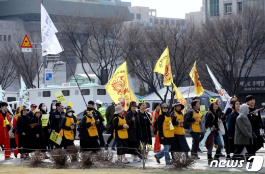 9일 오후 서울 광화문 광장으로 후쿠시마 핵발전소 사고8주기 탈핵대회를 위해 여의도에서 출발한 탈핵나비 퍼레이드 참가자들이 도착하고 있다. /사진=뉴스1 박정호 기자