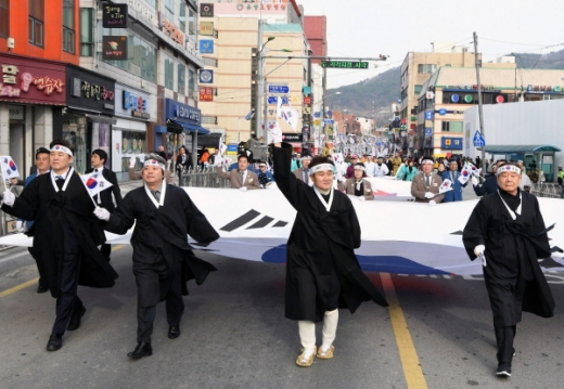 100년만에 재현된 3.1신평만세운동에 참여한 김일권 양산시장(오른쪽 두번째), 윤영석 국회의원(왼쪽 첫번째) 등./사진제공=양산시