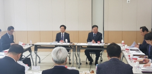 부산지방병무청이 지난 8일 부산 중구에 위치한 선원센터에서 한국선박관리산업협회, ㈜지마린서비스 등 4개 해운업체 관계자들과 승선근무예비역 권익보호를 위한 간담회를 가졌다./사진제공=부산병무청