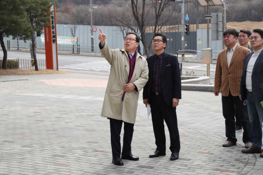 ▲ 진접읍 푸른숲 도서관 방문한 조광한 시장. / 사진제공=남양주시  