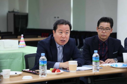 ▲ 평내동 지역 방문, 현안사항을 확인하고 청취하고 있는 조광한 시장. / 사진제공=남양주시