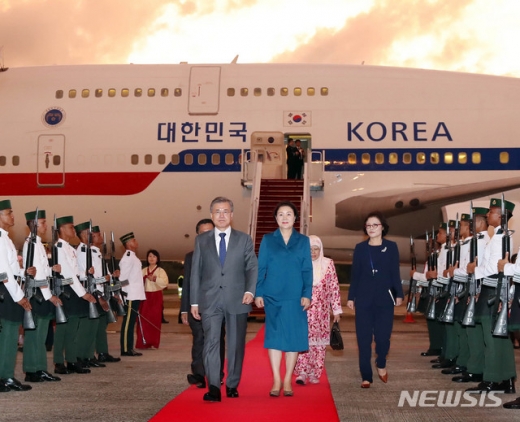 문재인 대통령과 부인 김정숙 여사가 10일 반다르스리브가완 브루나이 국제공항에 도착했다. /사진=뉴시스