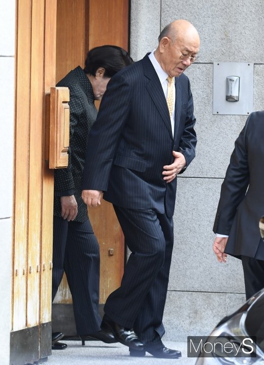 [머니S포토] 자택 나서는 전두환