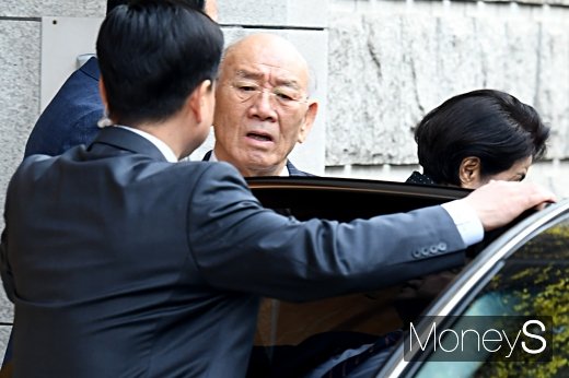 [머니S포토] 전두환, 광주로 향하는 차량 탑승