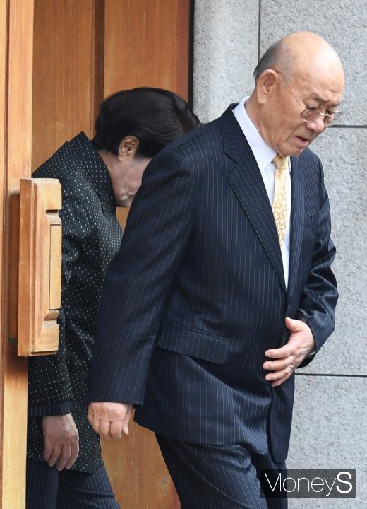[머니S포토] 광주 법정 향하는 전두환·이순자