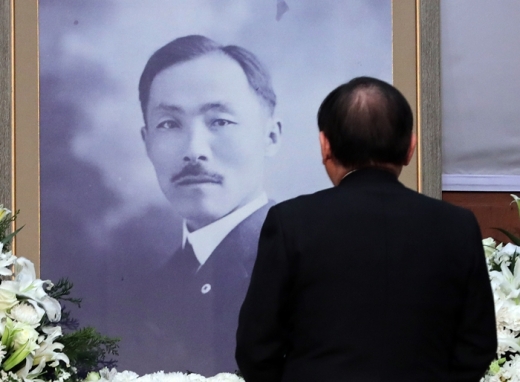 김재실 도산기념사업회장이 10일 오전 서울 강남구 도산안창호기념관에서 열린 도산 안창호 선생 서거 81주기 추모식에서 추모사를 마치고 영정을 향해 인사하고 있다. /사진=뉴스1