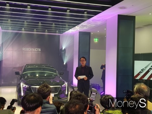 11일 국내 최초 공개된 REBORN CT6를 소개하는 김영식 캐딜락코리아 대표. /사진=이지완 기자