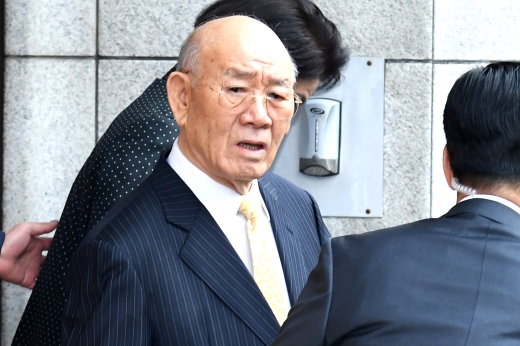 사자명예훼손 혐의로 기소된 전두환 전 대통령이 11일 오전 광주지법에서 열릴 재판에 참석하기 위해 서울 서대문구 연희동 자택을 나서고 있다. /사진=장동규 기자