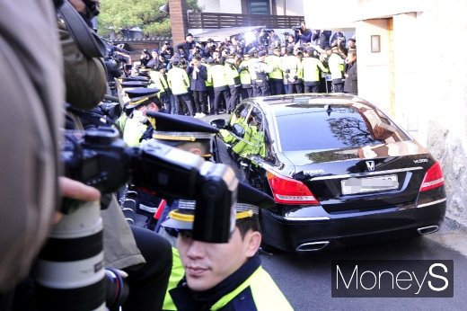 사자명예훼손 혐의로 기소된 전두환씨가 11일 오전 광주지법에서 열릴 재판에 참석하기 위해 차량에 탑승해 서울 서대문구 연희동 자택에서 출발하고 있다. /사진=장동규 기자