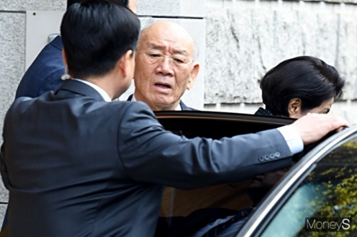 사자명예훼손 혐의로 기소된 전두환 전 대통령이 11일 오전 광주지법에서 열릴 재판에 참석하기 위해 서울 서대문구 연희동 자택 앞에서 차량에 탑승하고 있다. /사진=장동규 기자
