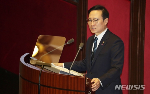 더불어민주당 홍영표 원내대표가 11일 오전 서울 여의도 국회에서 열린 본회의에서 교섭단체 대표연설을 하고 있다. /사진=뉴시스