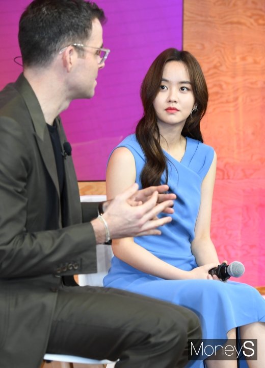 [머니S포토] 아담 모세리 얘기 경청하는 김소현