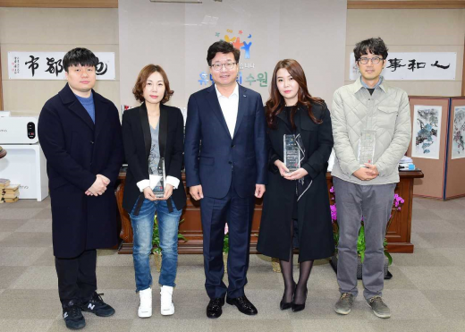 ▲ (왼쪽부터) 이종석  ㈜어바웃필름 프로듀서, 허다중 작가, 염태영 수원시장, 배세영 작가, 김성환  ㈜어바웃필름 대표이사가 감사패 전달식 후 기념촬영을 하고 있다. / 사진=수원시 제공