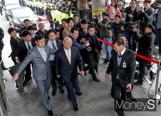 [머니S포토] 전국민 관심 속 전두환, 광주지법 도착