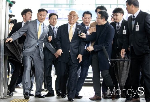 [머니S포토] 취재진 질문에 화난 표정의 전두환