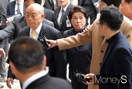 [머니S포토] 고개 돌린 전두환, 만류하는 이순자
