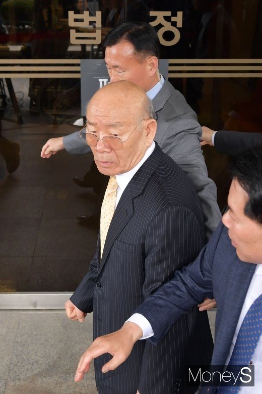 [머니S포토] 23년만에 법정 출석한 전두환
