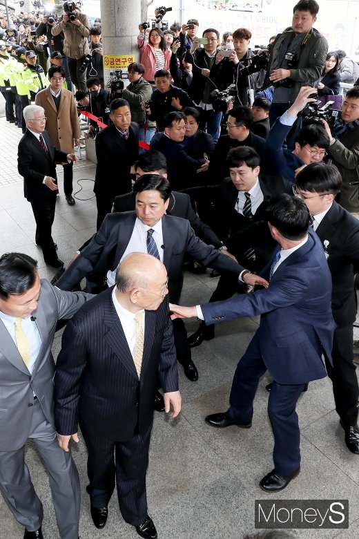 [머니S포토] 도민들 야유에 고개 돌린 전두환