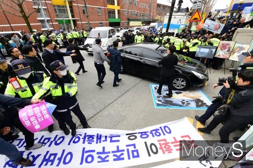 [머니S포토] 광주지법 들어서는 전두환 차량