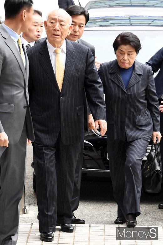 [머니S포토] 광주지법 도착한 전두환과 이순자