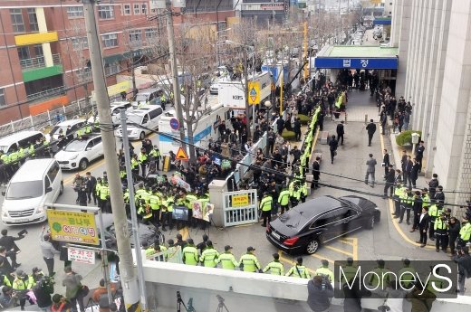 [머니S포토] 광주 도착한 전두환, 법원 주변은 아수라장