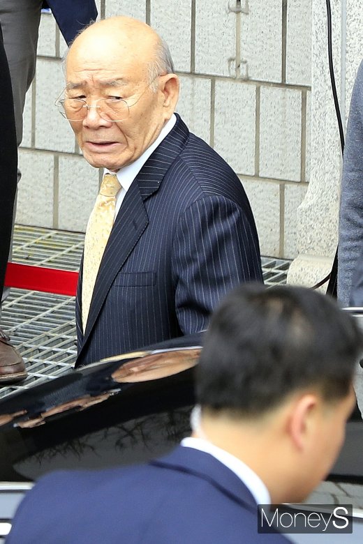 [머니S포토] 시민들 야유, 노려보는 전두환