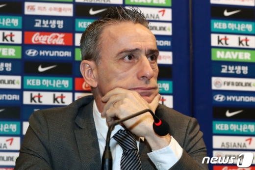 11일 오전 경기 파주 NFC에서 열린 기자회견에 참석한 파울루 벤투 대한민국 축구대표팀 감독./사진=뉴스1
