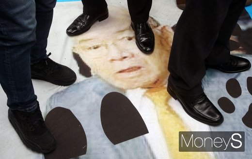 [머니S포토] 광주시민에 짓밟히는 전두환