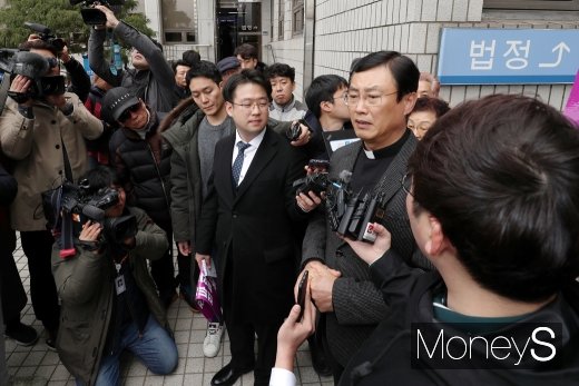[머니S포토] 전두환 광주지법 출석, 질문 받는 조영대 신부