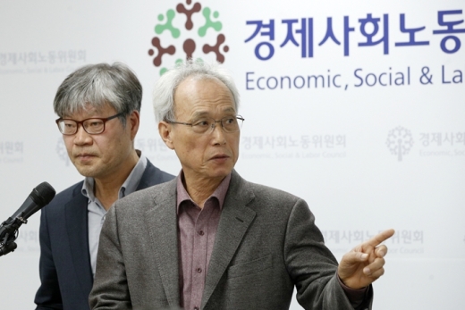 문성현 경제사회노동위원회 위원장이 11일 오전 경사노위에서 열린 기자간담회에서 취재진 질의에 답하고 있다. /사진=뉴스1