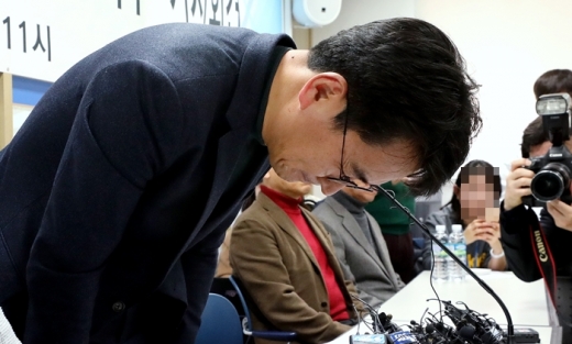 이덕선 한국유치원총연합회 이사장이 서울 용산구 한유총 사무실에서 열린 교육부의 전향적 입장변화 촉구 기자회견에서 학부모를 향해 고개 숙여 사과하고 있다. /사진=뉴스1