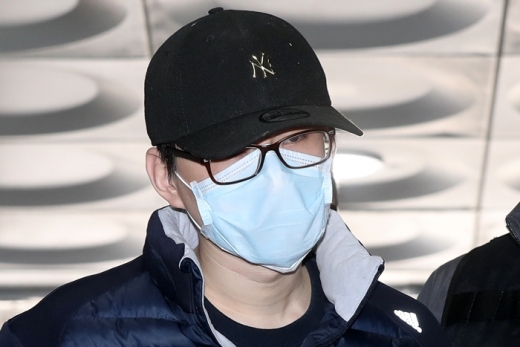 초등학생을 상대로 인질극을 벌이다 검거된 양씨가 서울중앙지방법원에서 열린 영장실질심사에 출석하고 있다. /사진=뉴스1
