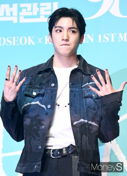 [머니S포토] 우석 '네일아트 받았어요'