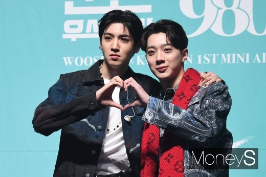 [머니S포토] 우석X관린 '소녀팬 사로잡는 하트'