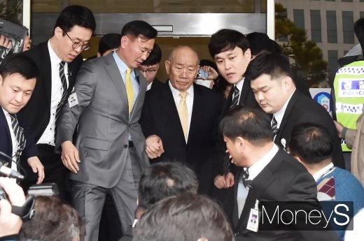 [머니S포토] 도망치듯 빠져나오는 전두환